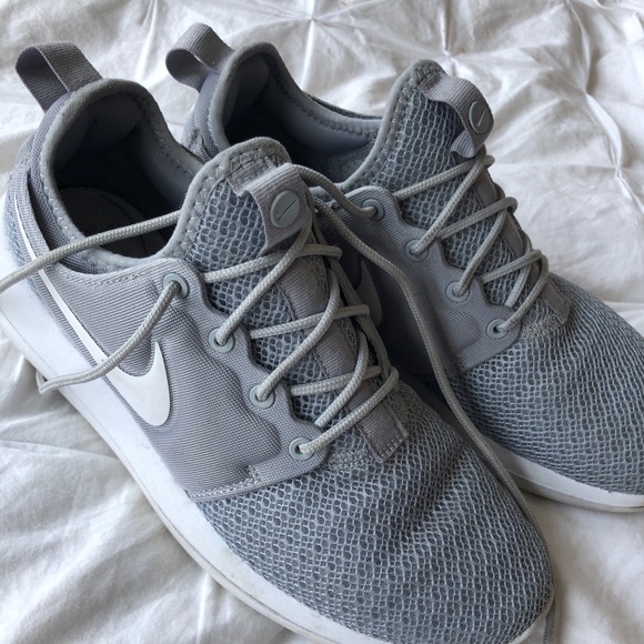 light gray nike roshes